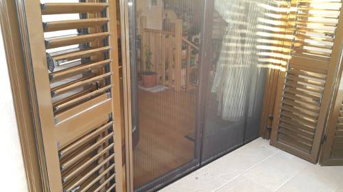 Plasa plisse intre oblon si tamplarie